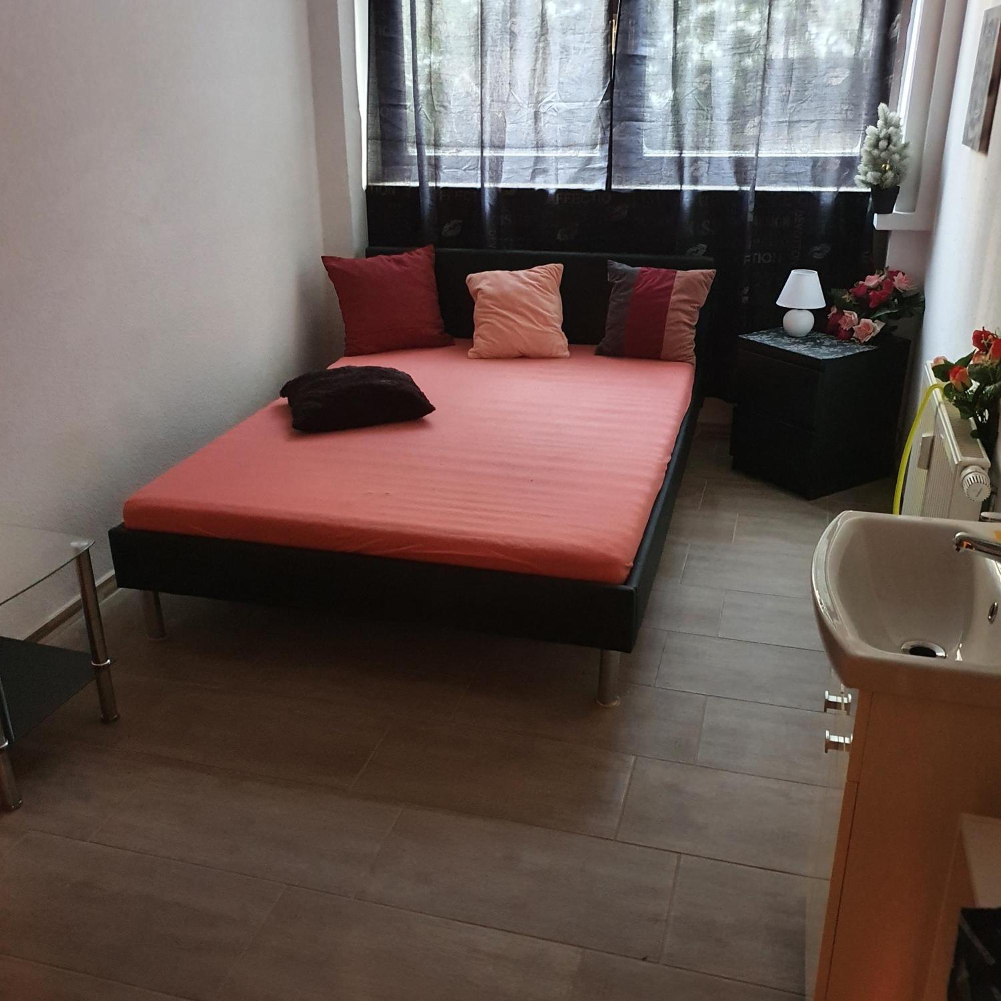 Halle, Top -Preise, 79 Qm Sd Fewo, Eg, Wahlweise Mit 1- 3 Dz, Tv Lounge, Kueche, Bad Wc Einfach Und Gut, Langzeitmieter Vb Preise Halle  Exterior foto